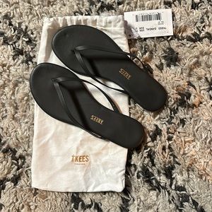 Brand New, Never wornTkees Lily Liners flip flops SIZE 6